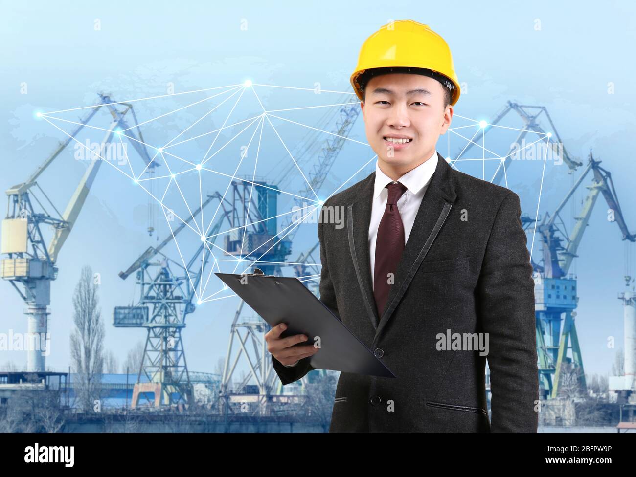 Manager con appunti e gru di carico sullo sfondo. Concetto di commercio all'ingrosso e logistico Foto Stock