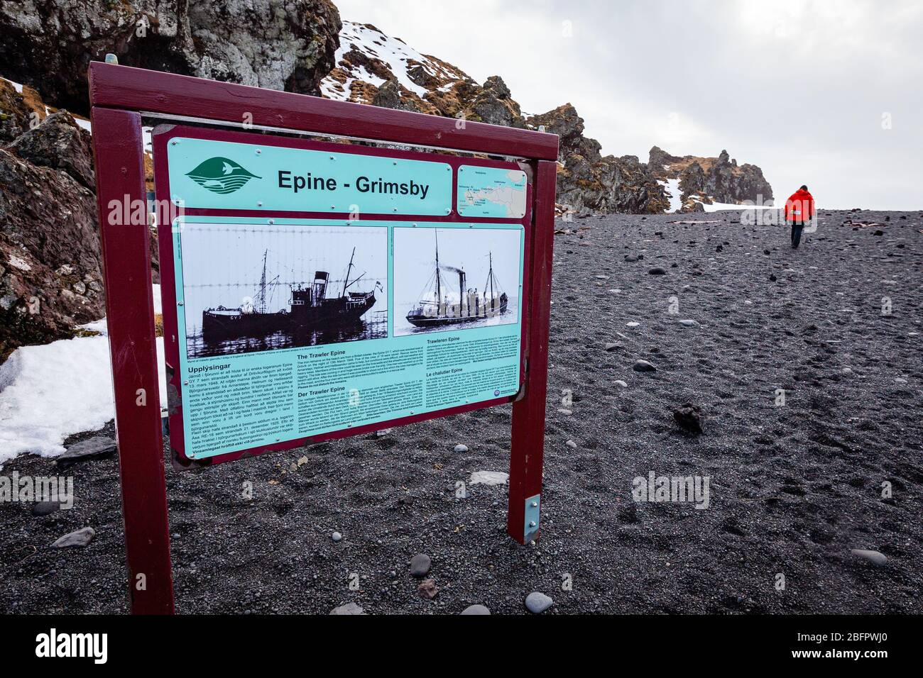 Cartello informativo sulla spiaggia di Djupalonssandur Dritvik che mostra il relitto della rete da traino Epine nel Parco Nazionale di Snaefellsnes, Islanda Foto Stock