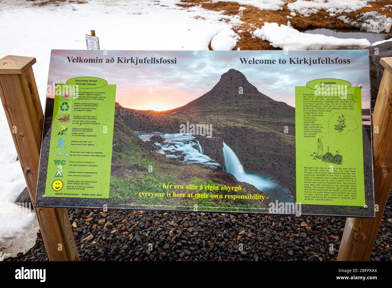 Il cartello di benvenuto per il monte Kirkjufell e la cascata Kirkjufellsfoss in una giornata innevata a Grundarfjordur, Penisola di Snaefellsnes, Islanda Foto Stock