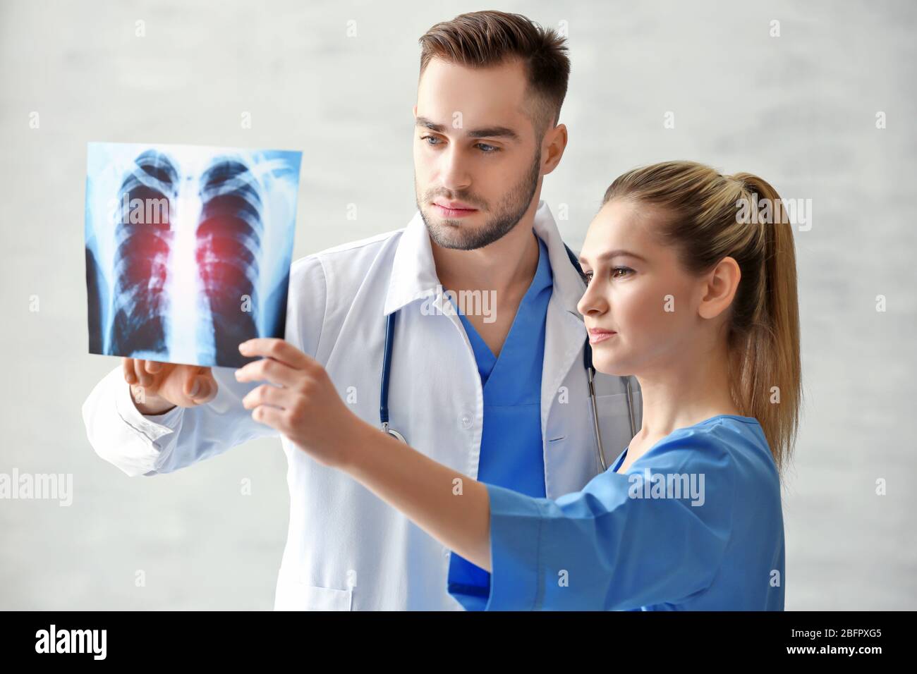 Medici con immagini radiografiche in ospedale. Concetto di cancro polmonare Foto Stock