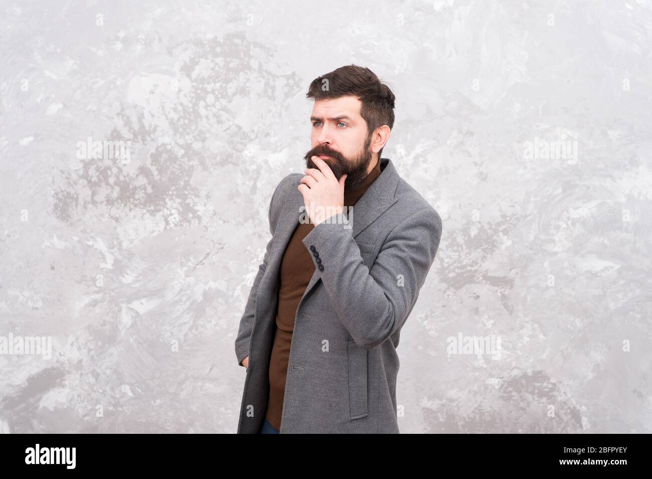 Standard di bellezza maschile. Concetto di abbigliamento da uomo. Elegante  ed elegante nascondiglio. Uomo bearded che pensa all'aperto. Uomo stile di  autunno. Abbigliamento informale per affari. Stile e tendenza moda. Look  alla