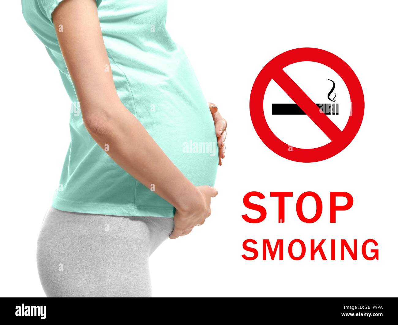 Giovane donna incinta con segno SMETTERE DI FUMARE su sfondo bianco Foto Stock