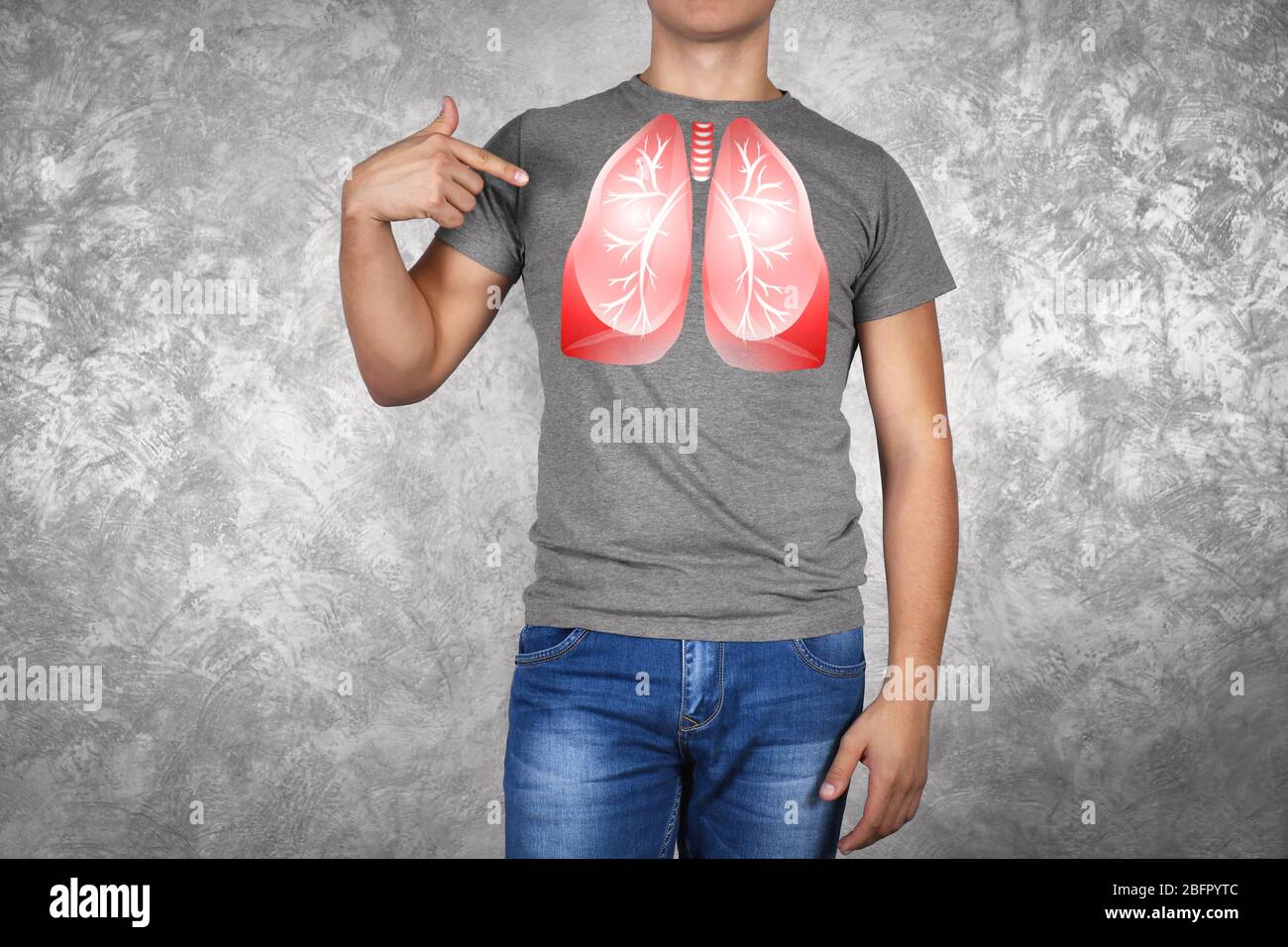 Giovane uomo con illustrazione dei polmoni su sfondo grunge. Concetto di cancro Foto Stock
