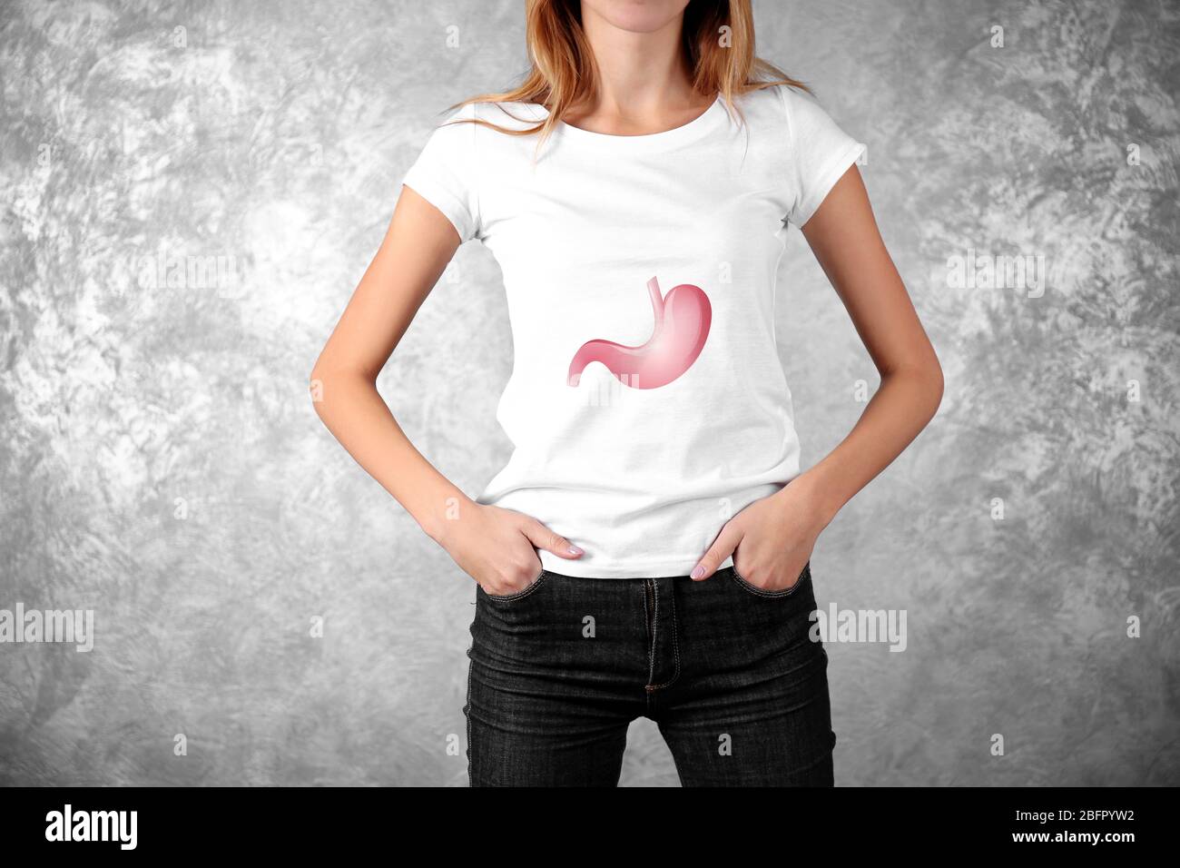 Giovane donna con illustrazione di stomaco su sfondo grunge. Concetto di cancro Foto Stock