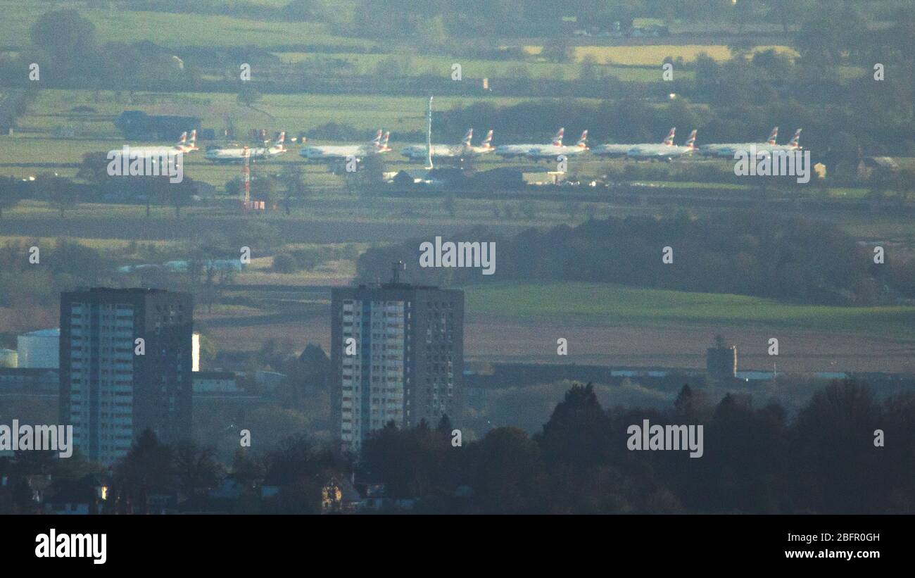 Lennoxtown, Regno Unito. 19 Apr 2020. Nella foto: Teleobiettivo aereo dell'aeroporto internazionale di Glasgow con 13 aerei British Airways Airbus a terra parcheggiati sul asfalto (a destra della pista principale) a causa del blocco del Regno Unito e Coronavirus (COVID-19) Pandemic. Dal blocco la maggior parte delle compagnie aeree hanno dovuto licenziare il personale con la maggior parte di necessità di assistenza finanziaria pubblica o il rischio collasso. Ad oggi nel Regno Unito i casi confermati di persone infette sono 120,067 con 16,060 morti. Credit: Colin Fisher/Alamy Live News Foto Stock