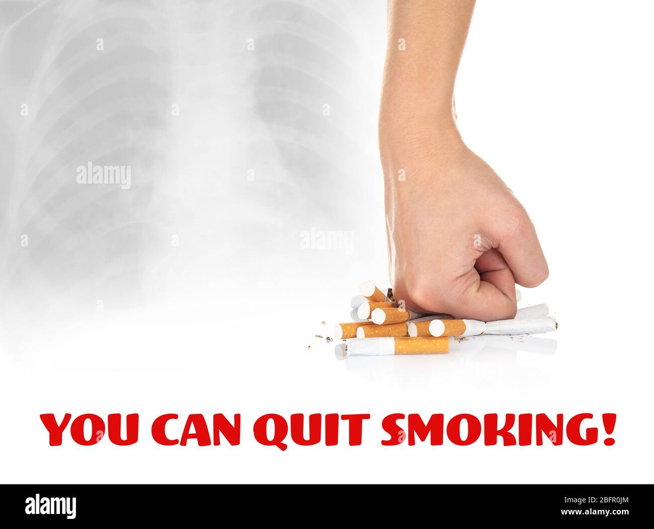 Testo SI PUÒ SMETTERE DI FUMARE e donna schiacciare sigarette su sfondo chiaro Foto Stock