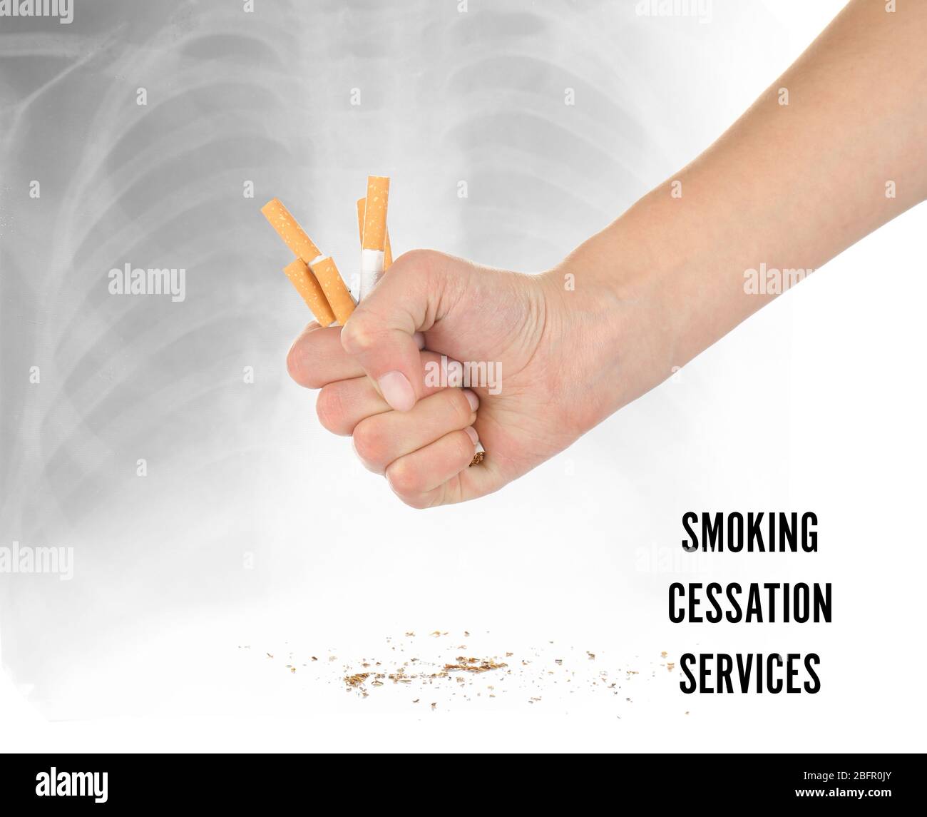 Servizi di cessazione del FUMO di testo e donna che schiacciano le sigarette su sfondo chiaro Foto Stock
