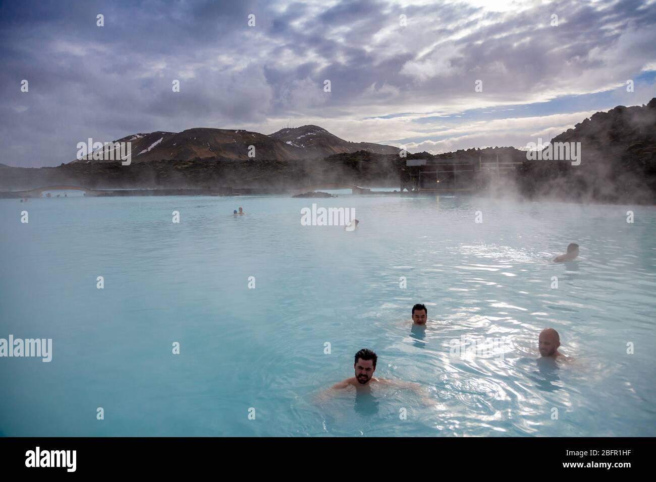 Blue Lagoon Geotermic Spa Pool vicino a Reykjavik in Islanda con vapore che si innalza in una fredda giornata in inverno Foto Stock