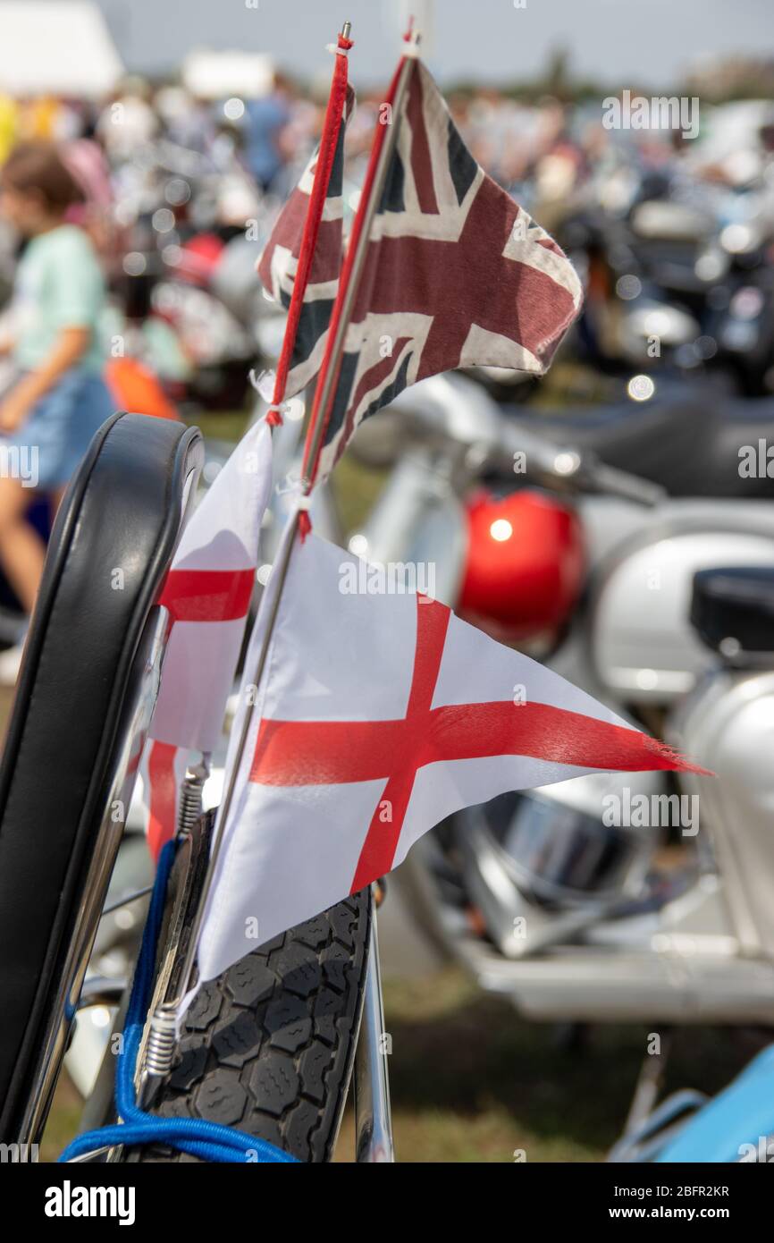 La bandiera di St George, Inghilterra bandiera che vola dalla parte posteriore degli scooter a uno scooter rally Foto Stock