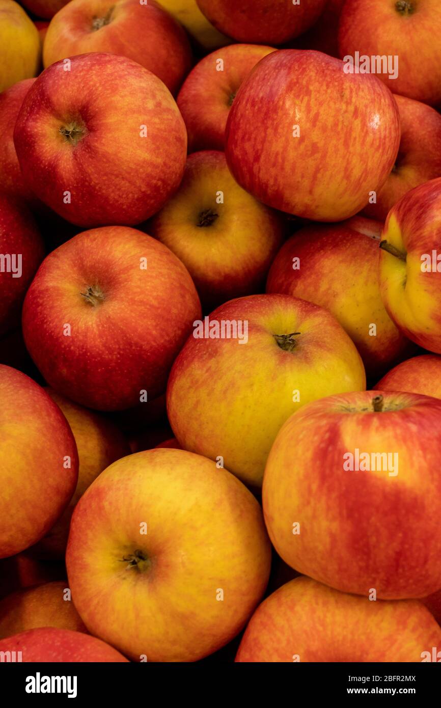 Un primo piano di un sacco di mele rosse fresche Foto Stock