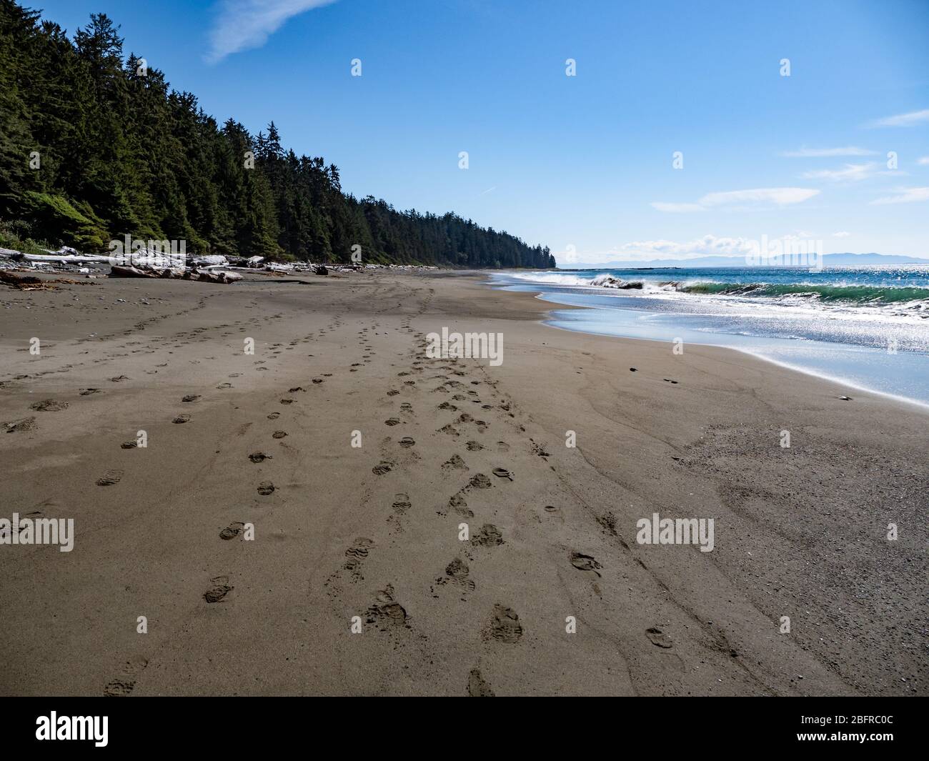 Orme di escursionisti su una spiaggia lungo il sentiero costa occidentale su Vancouver Island, British Columbia, Canada. Foto Stock