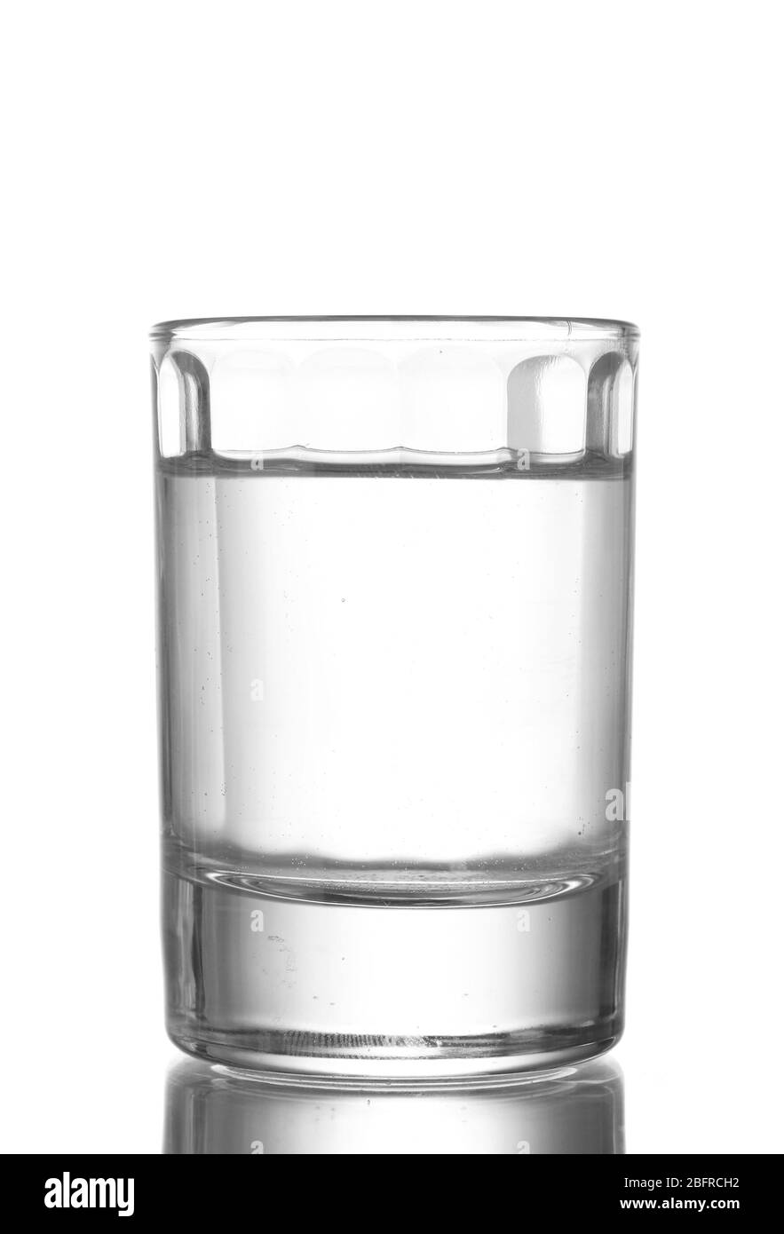 Un bicchiere di vodka isolato su bianco Foto Stock
