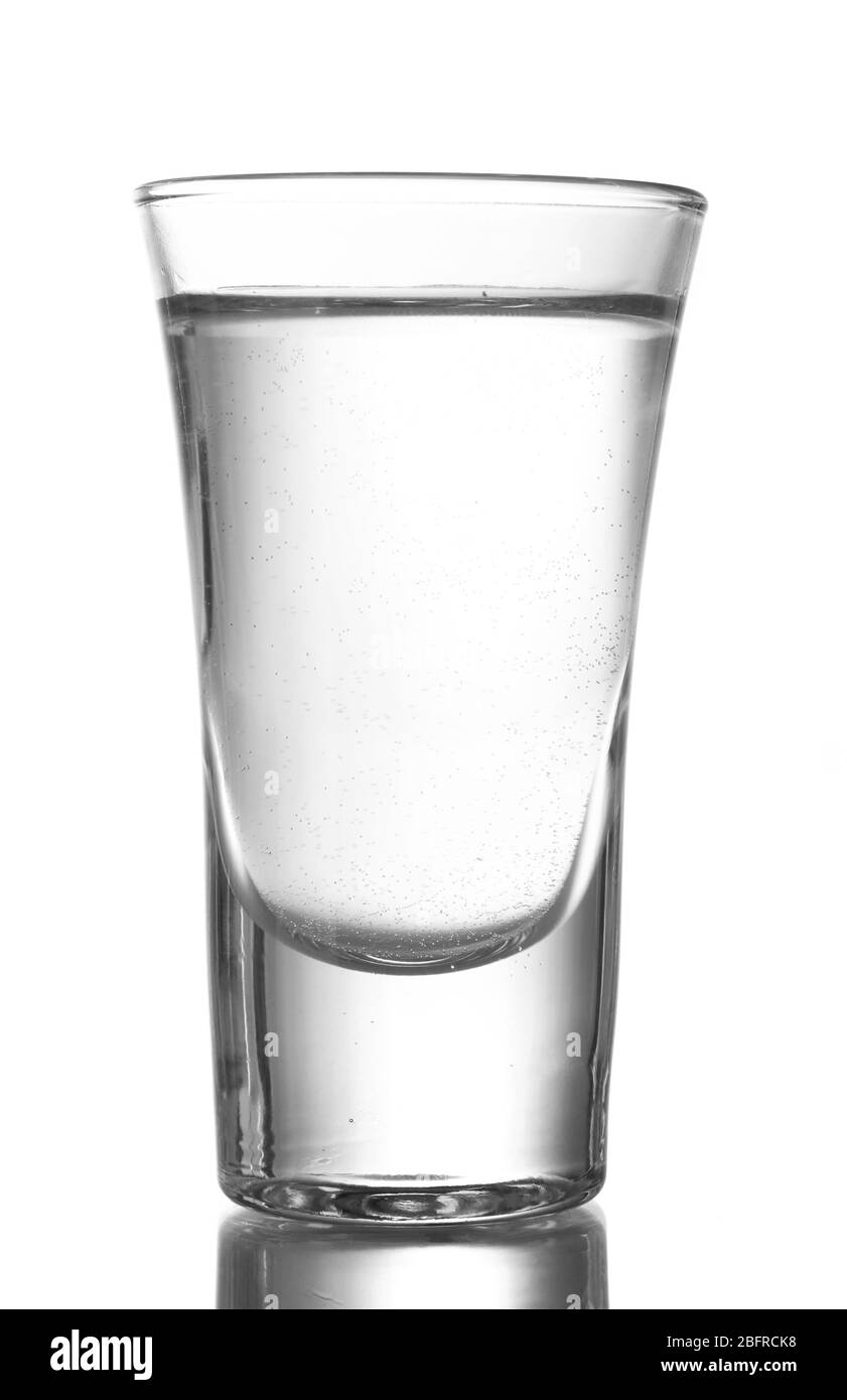 Un bicchiere di vodka isolato su bianco Foto Stock