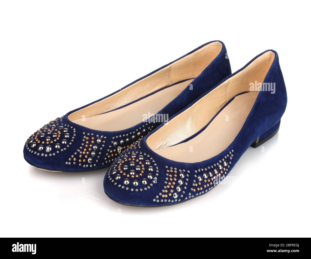 Eleganti scarpe basse blu per donna in pietre isolate su bianco Foto stock  - Alamy