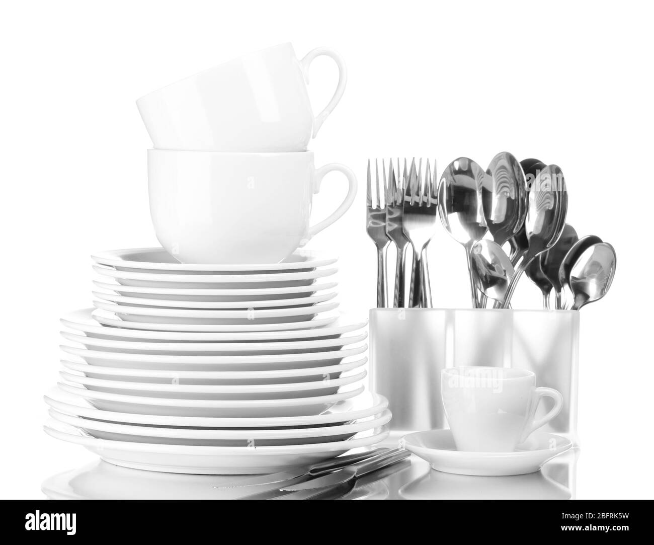 Pulire le piastre, le tazze e le posate isolate sul bianco Foto Stock