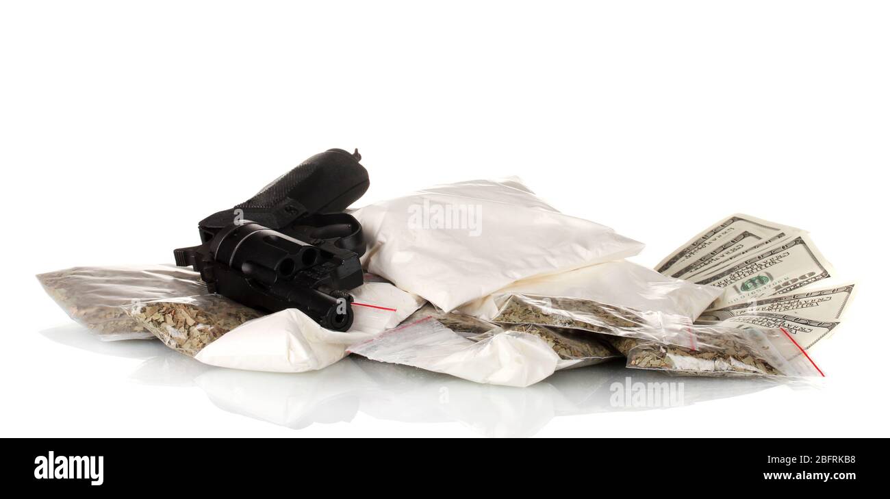 Cocaina e marijuana in pacchetto con pistola isolata su bianco Foto Stock