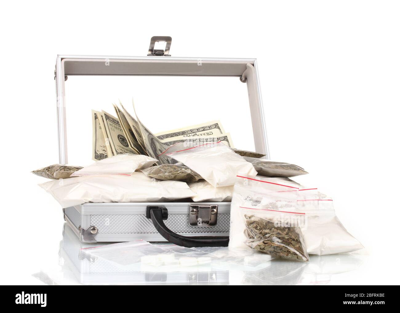 Cocaina e marijuana in valigia isolata su bianco Foto Stock