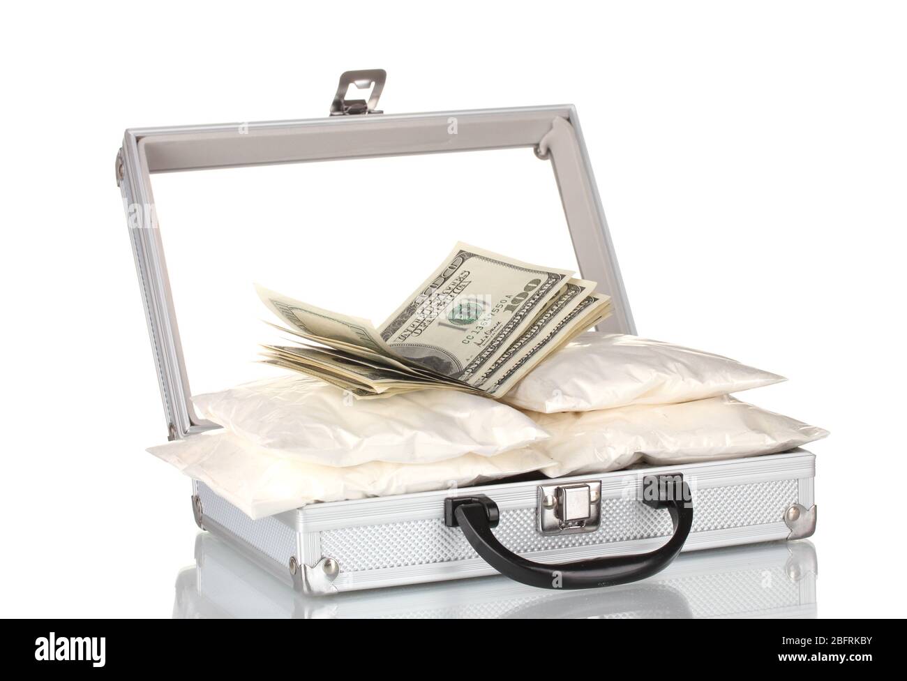 Cocaina con soldi in una valigia isolata su bianco Foto Stock