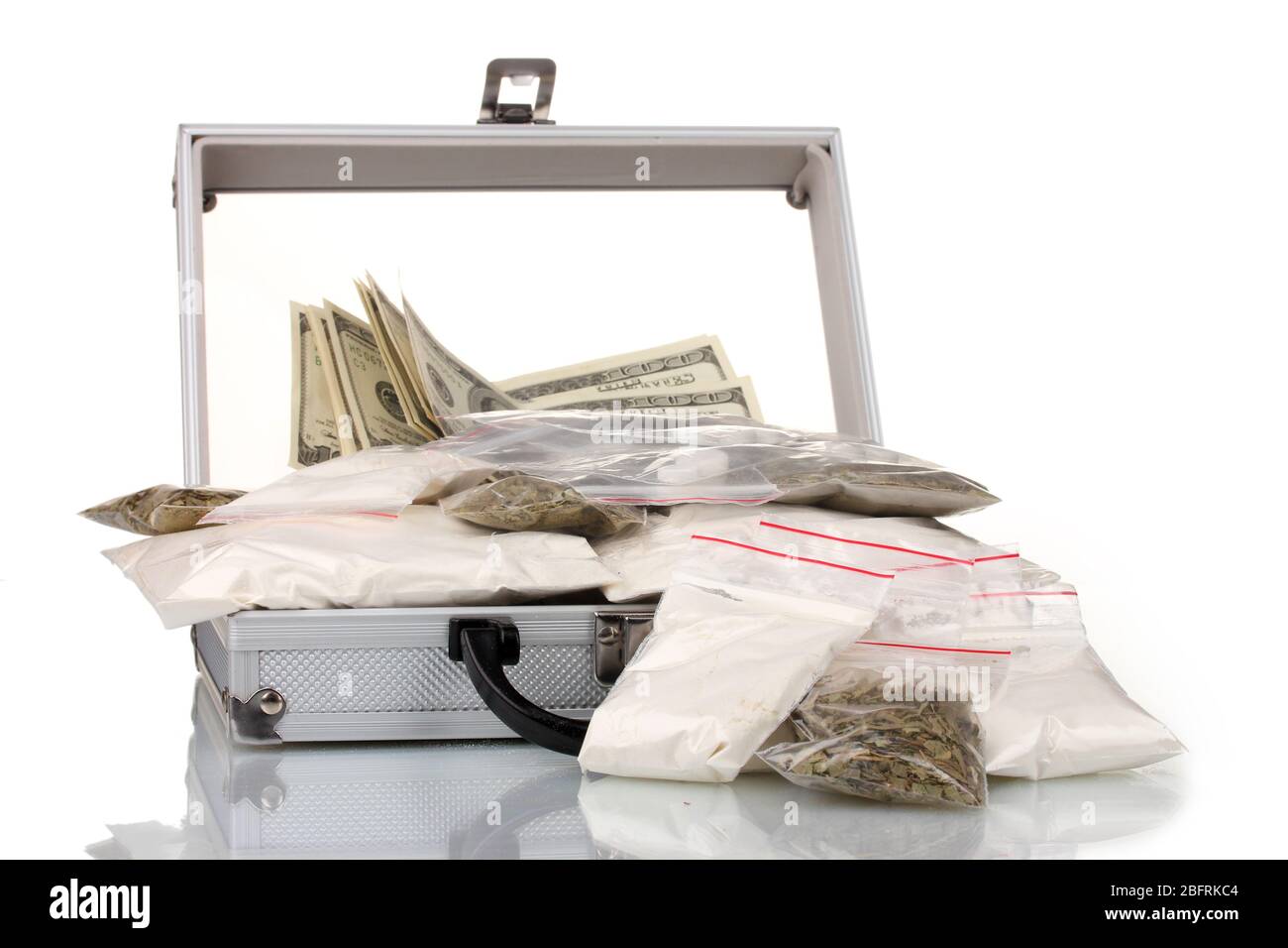 Cocaina e marijuana in valigia isolata su bianco Foto Stock