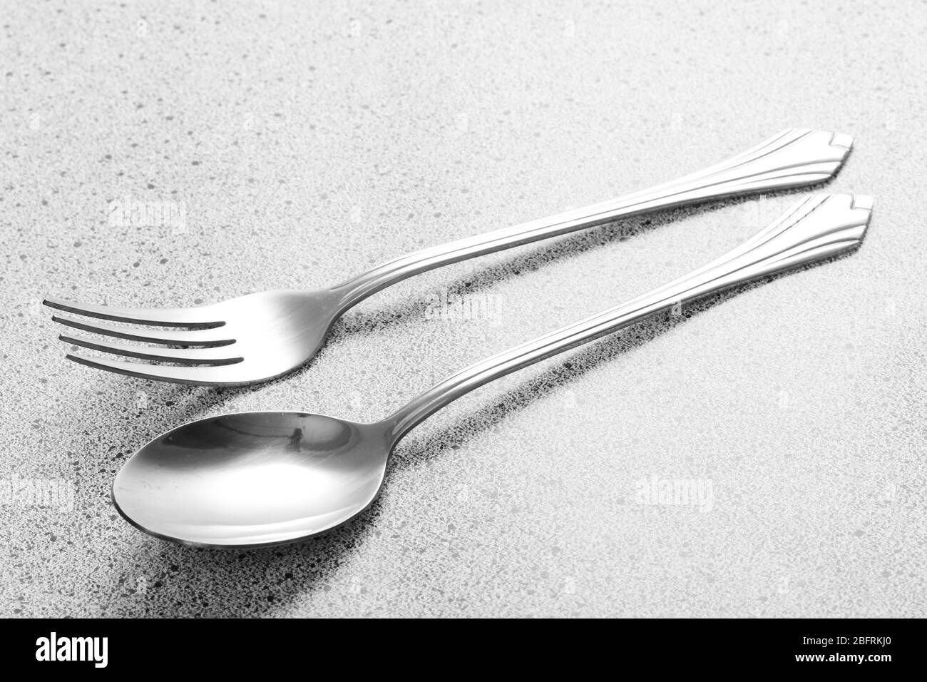 Forchetta e cucchiaio su tavolo in marmo Foto Stock