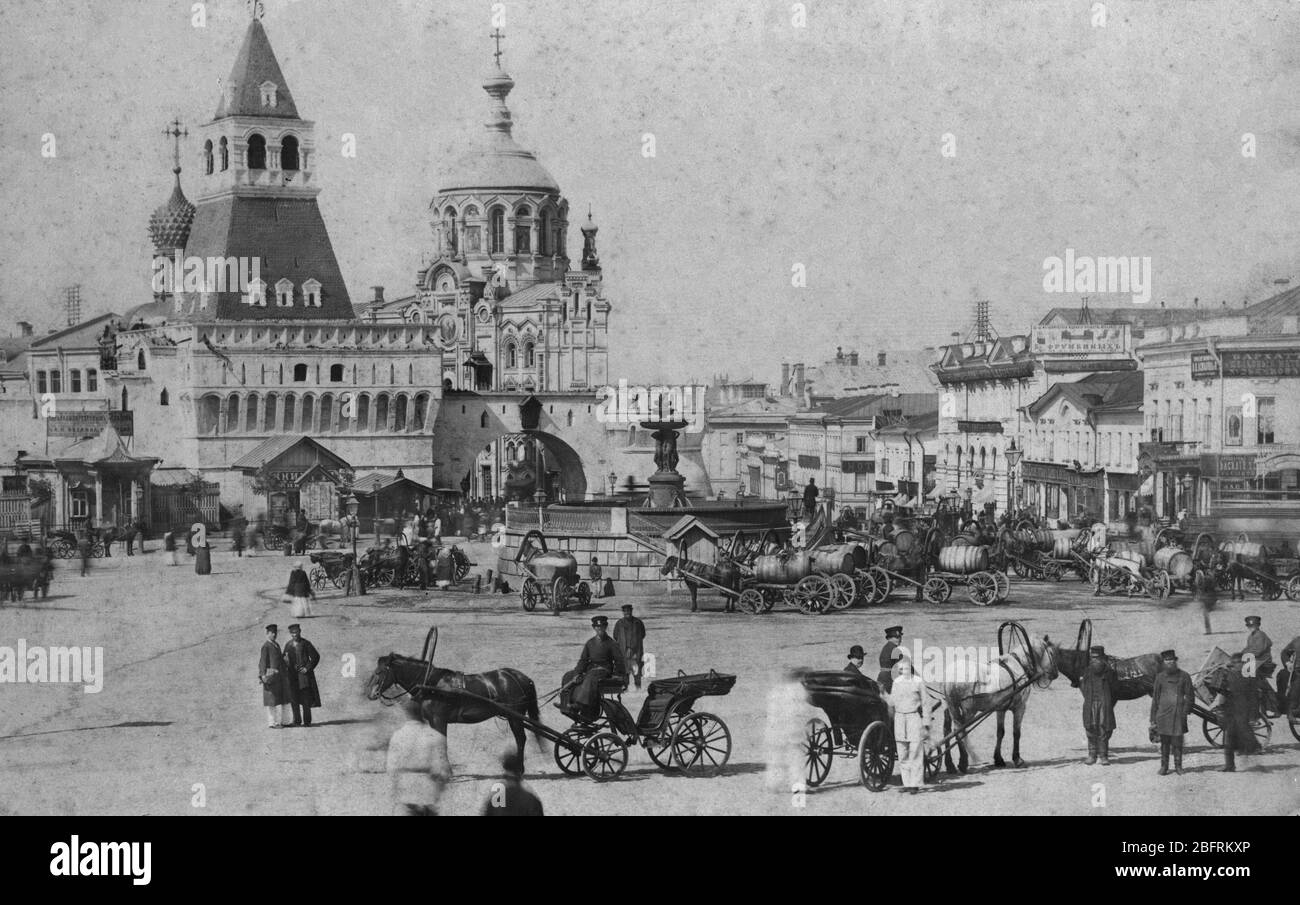 Piazza Lubyanka di Mosca, Russia, 1889. Questa antica piazza del mercato dista 980 metri dal Cremlino. Nota una dozzina di carri con grandi botti d'acqua in attesa di riempirsi presso la grande fontana centrale. E carrozze con passeggeri. Per vedere le mie altre immagini d'epoca legate ai luoghi, Cerca: Prestor vintage Places Vehicle Foto Stock