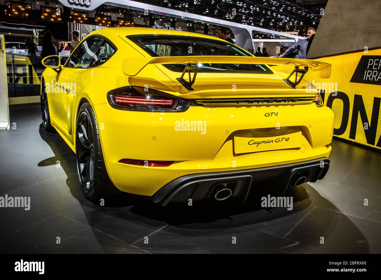 Bruxelles, Belgio, 09 gennaio 2020: Porsche 718 gialla Cayman GT4 al Salone di Bruxelles, quarta generazione, 982, auto da corsa costruita da Porsche Foto Stock