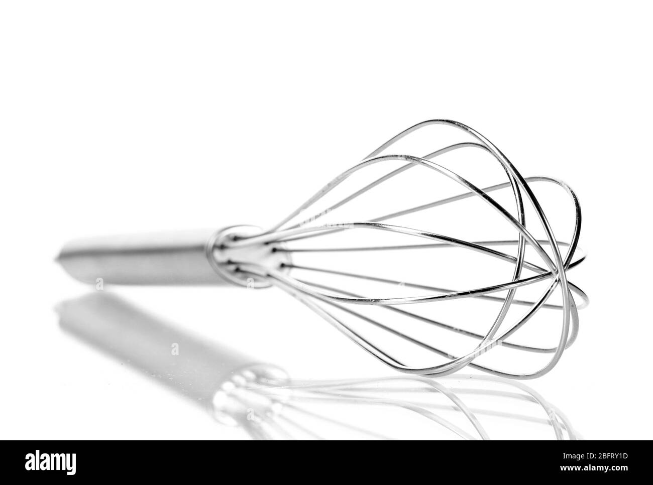 Frusta di metallo per uova di mantecazione isolato su bianco Foto Stock