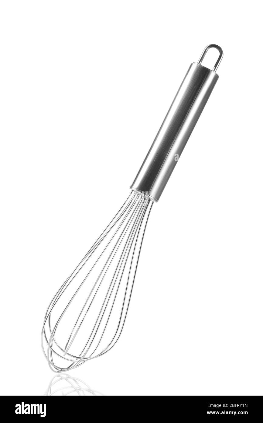 Frusta di metallo per uova di mantecazione isolato su bianco Foto Stock