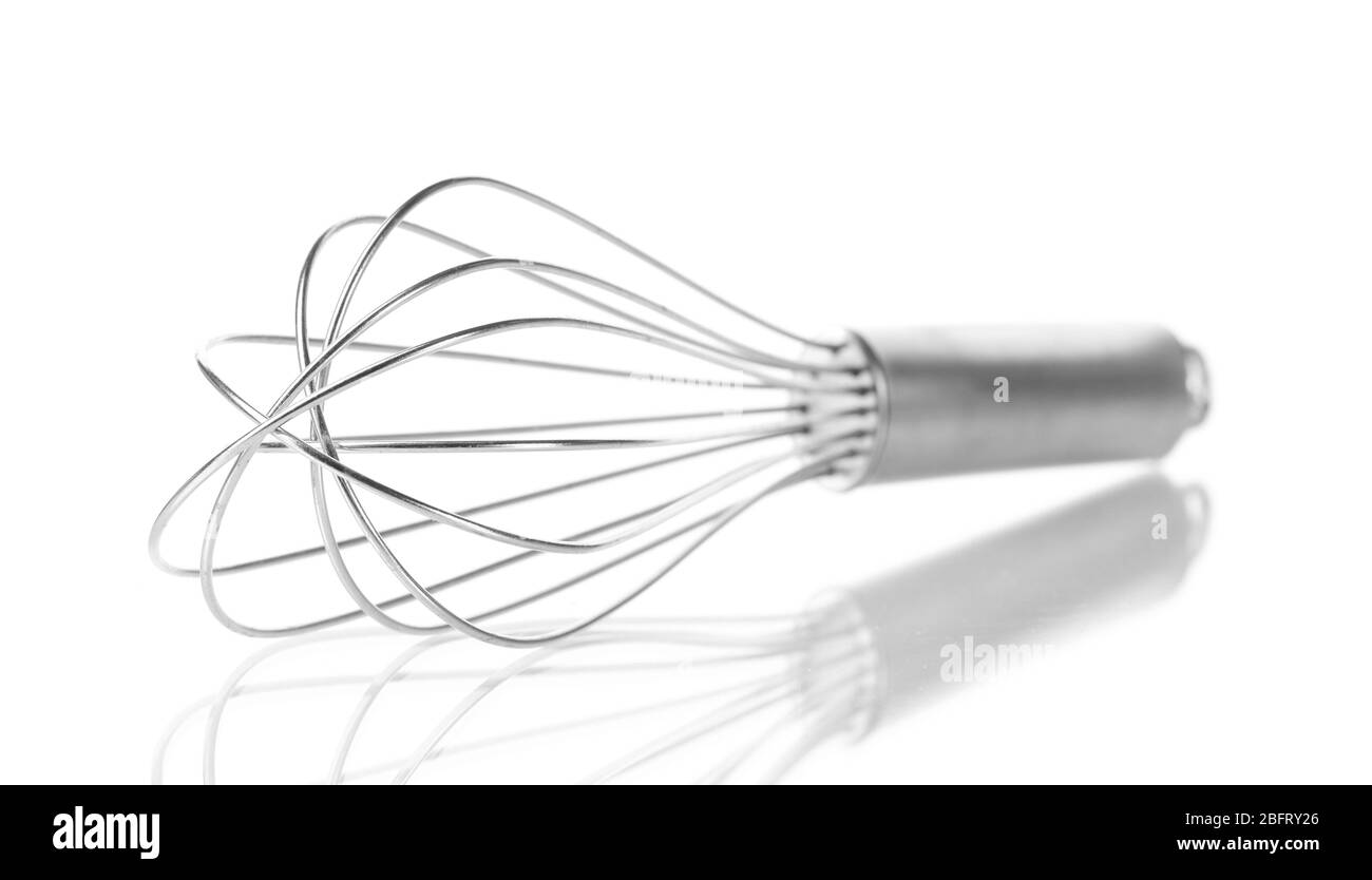 Frusta di metallo per uova di mantecazione isolato su bianco Foto Stock