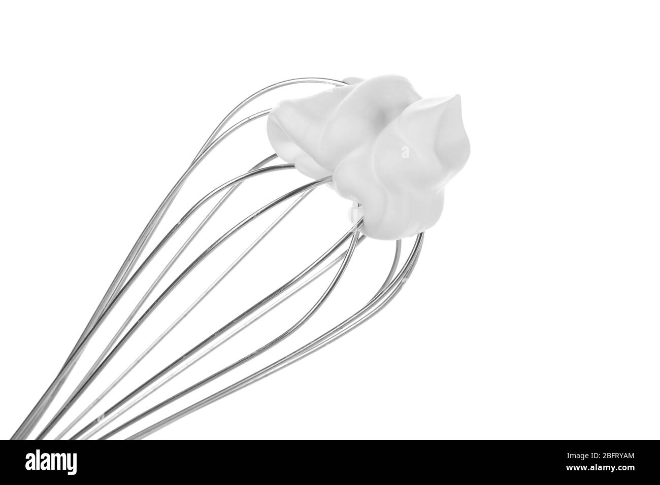 Frusta metallica per montare le uova con panna isolata su bianco Foto Stock