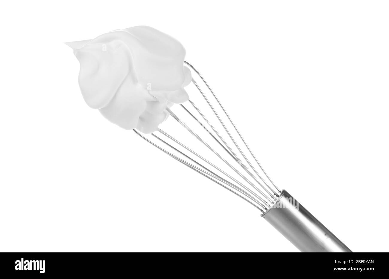 Frusta metallica per montare le uova con panna isolata su bianco Foto Stock