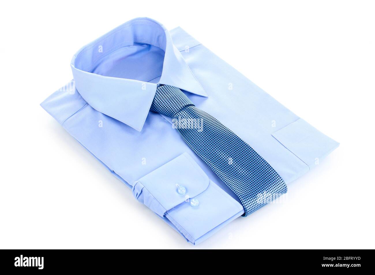 Nuova camicia da uomo blu e cravatta isolata su bianco Foto Stock
