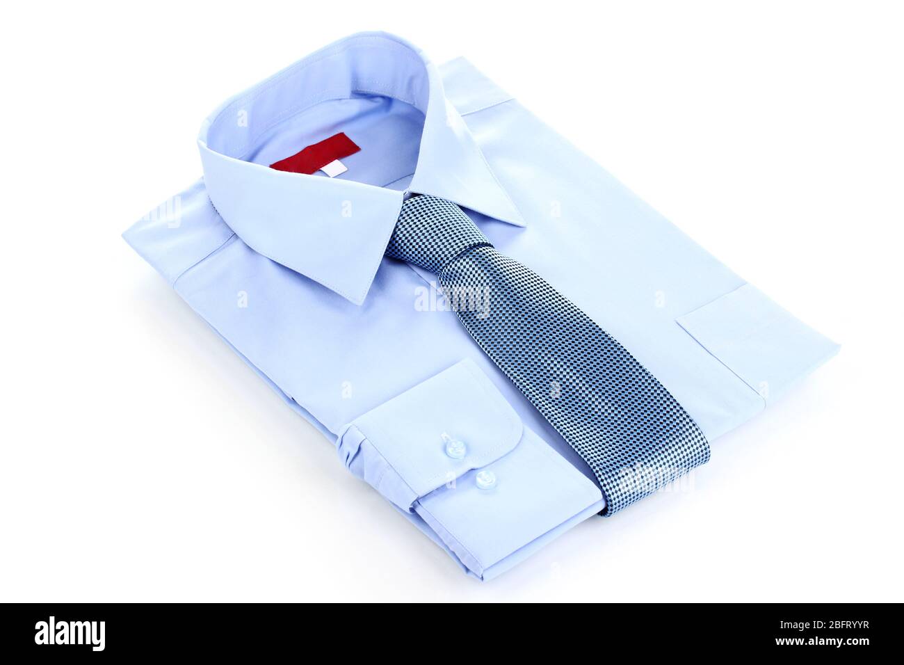 Nuova camicia da uomo blu e cravatta isolata su bianco Foto Stock