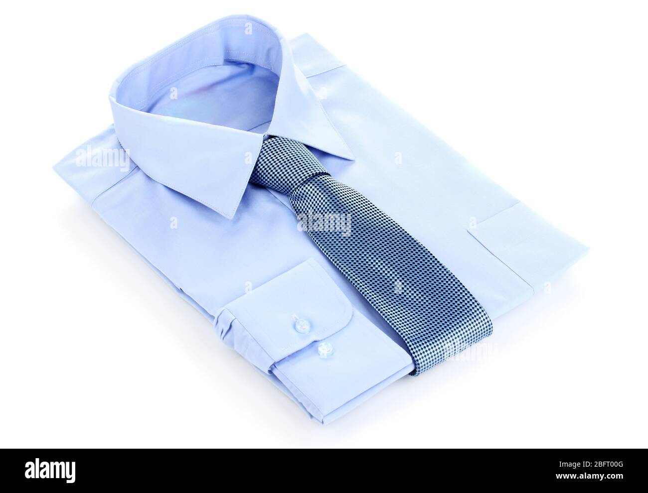 Nuova camicia da uomo blu e cravatta isolata su bianco Foto Stock