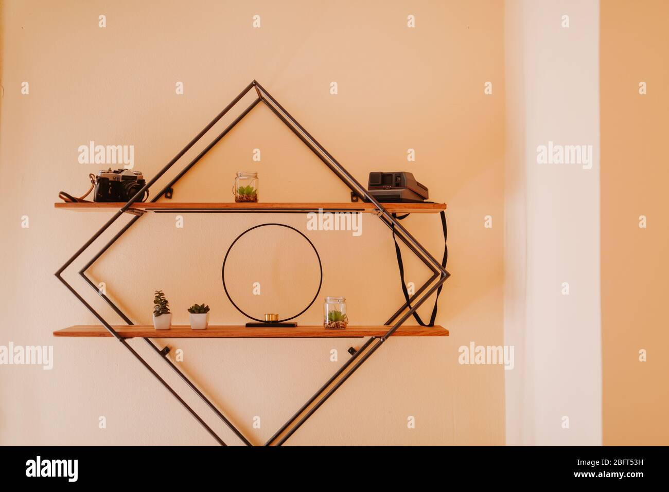 Uno scaffale in una stanza con decorazioni e vecchie macchine fotografiche Foto Stock