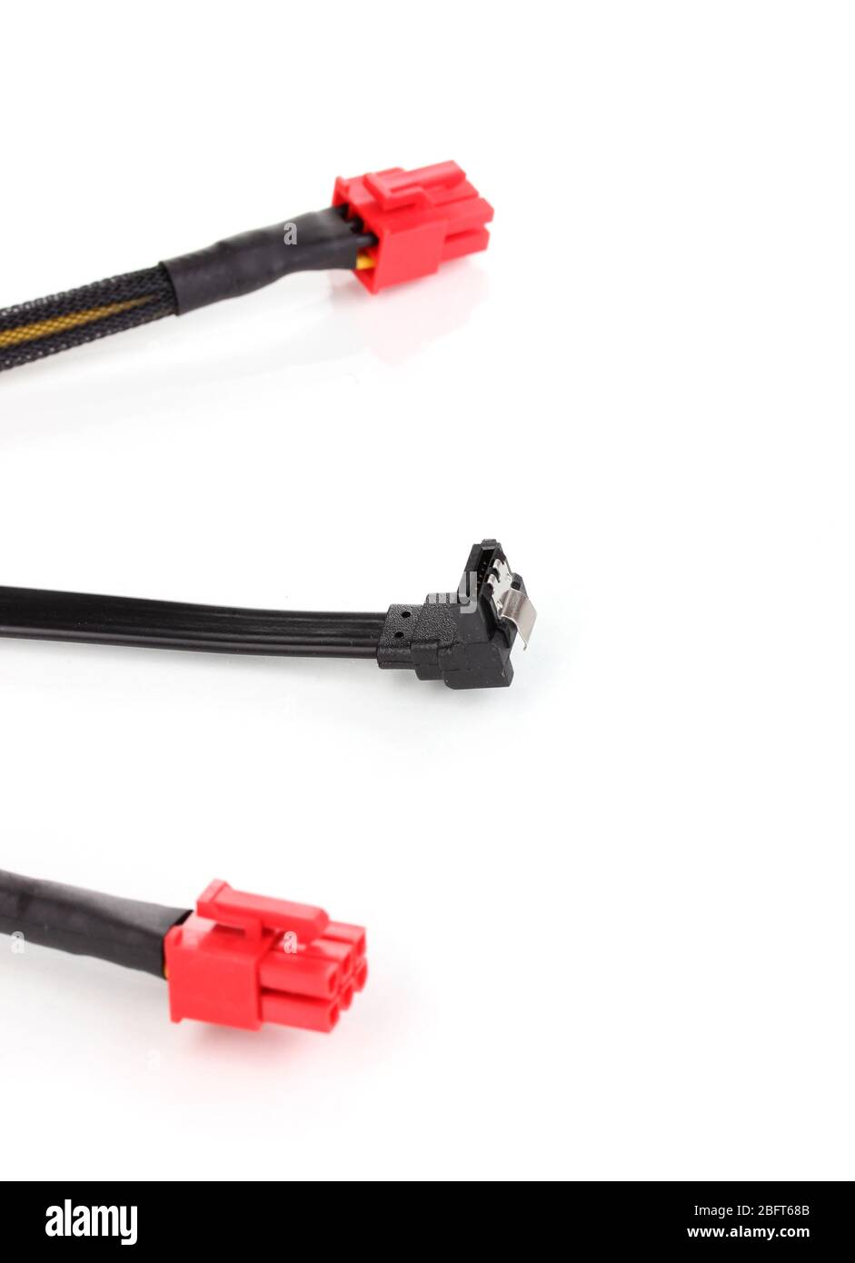 Cavi di collegamento del computer isolati su bianco Foto Stock