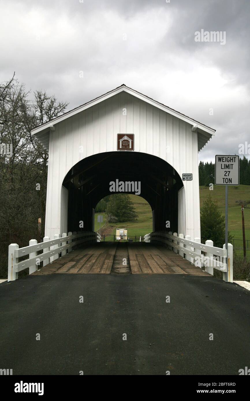 Storico ponte coperto in legno di Harris sul fiume Mary's vicino a Wren nella contea di Benton, Oregon Foto Stock