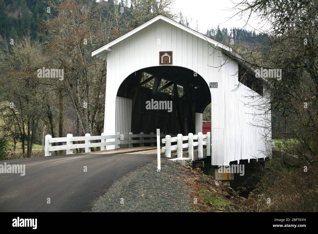 Storico ponte coperto in legno di Harris sul fiume Mary's vicino a Wren nella contea di Benton, Oregon Foto Stock