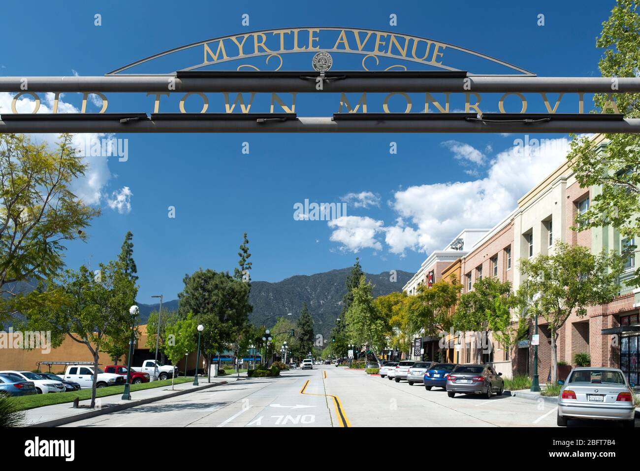 Indicazioni per la città vecchia di Monrovia, California sopra Myrtle Avenue e che conduce al quartiere dello shopping del centro Foto Stock