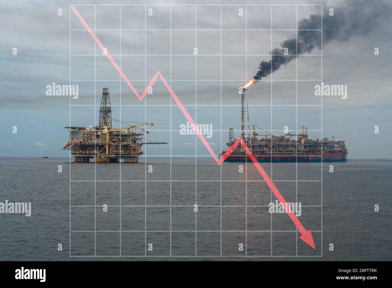 Concetto di mercato in calo nell'industria petrolifera marina con grafica in discesa. Il prezzo del petrolio diminuisce. Nave cisterna FPSO e piattaforma di perforazione per petrolio Foto Stock