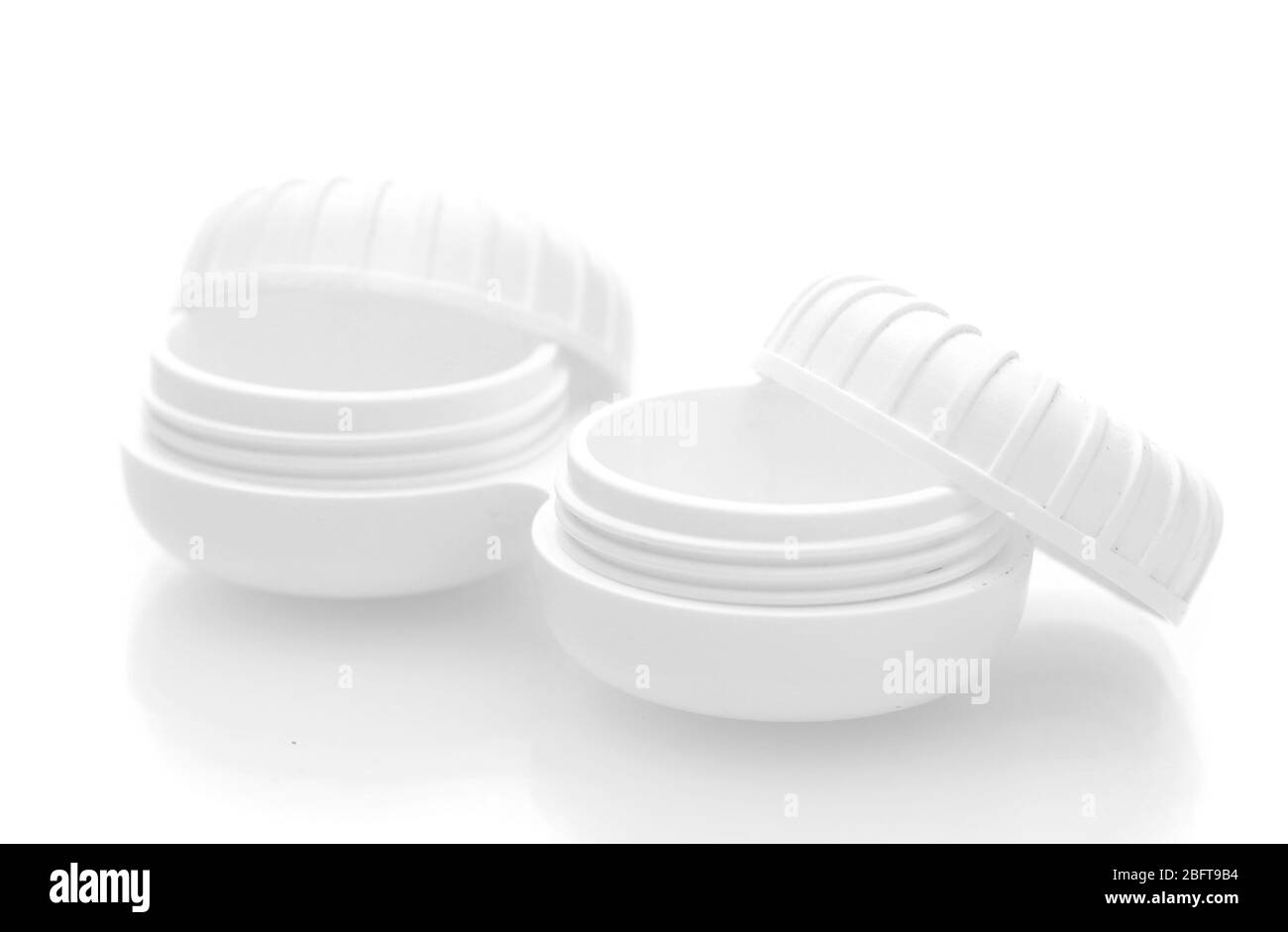 Contenitori per lenti a contatto isolato su bianco Foto Stock