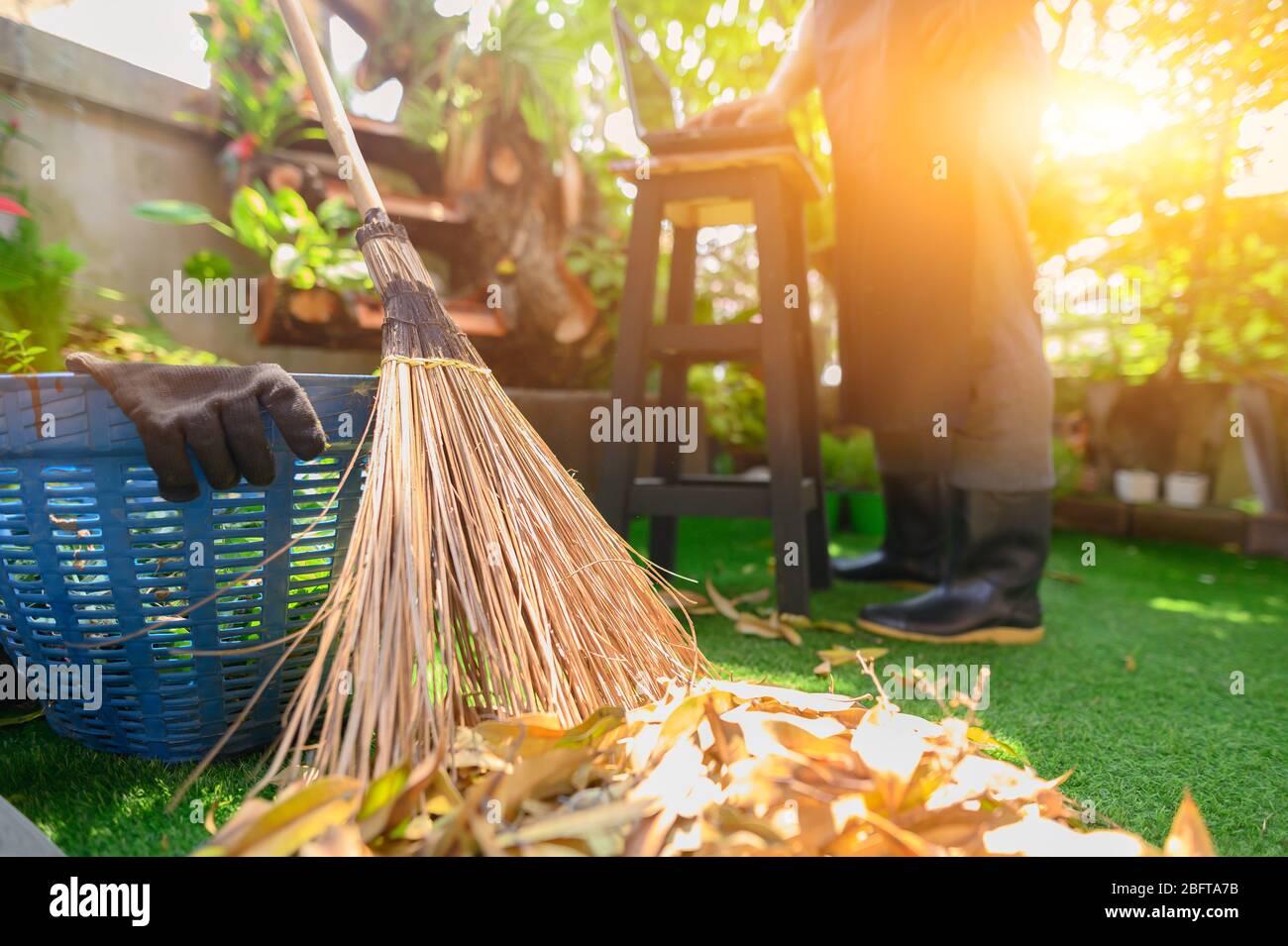 Pulizia e spazzata lasciare in casa giardino. Rimani a casa, al sicuro. Effetto da Covid-19 e arrestare il virus dell'epidemia. WFH : lavoro da casa. Foto Stock