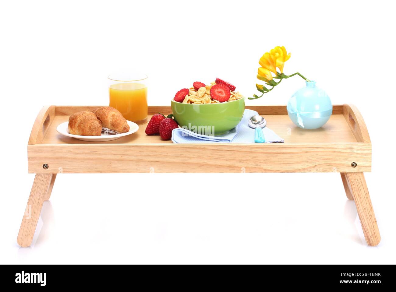 Colazione Leggera sul vassoio in legno isolato su bianco Foto Stock