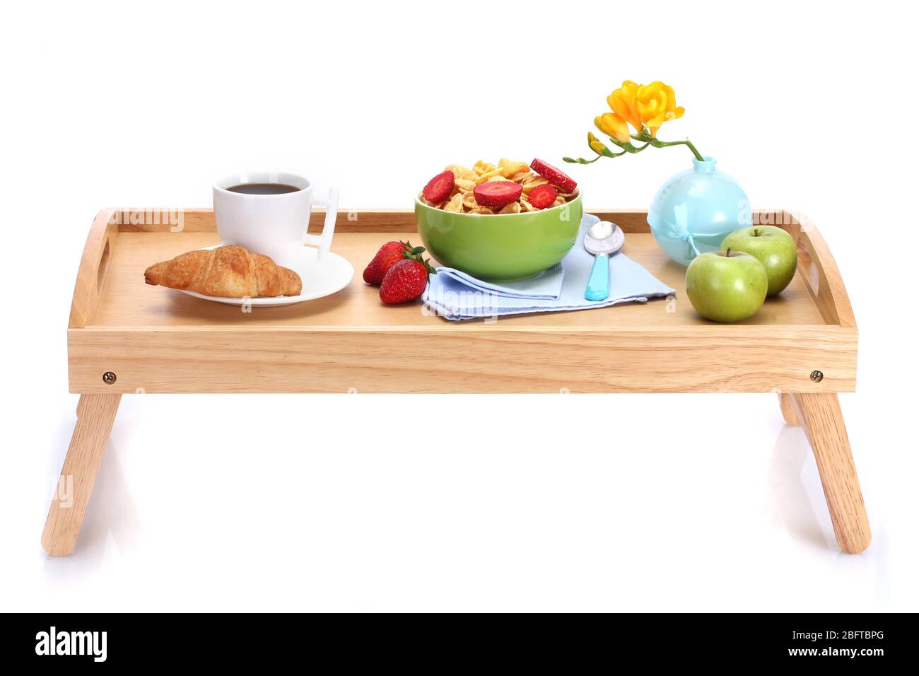 Colazione Leggera sul vassoio in legno isolato su bianco Foto Stock