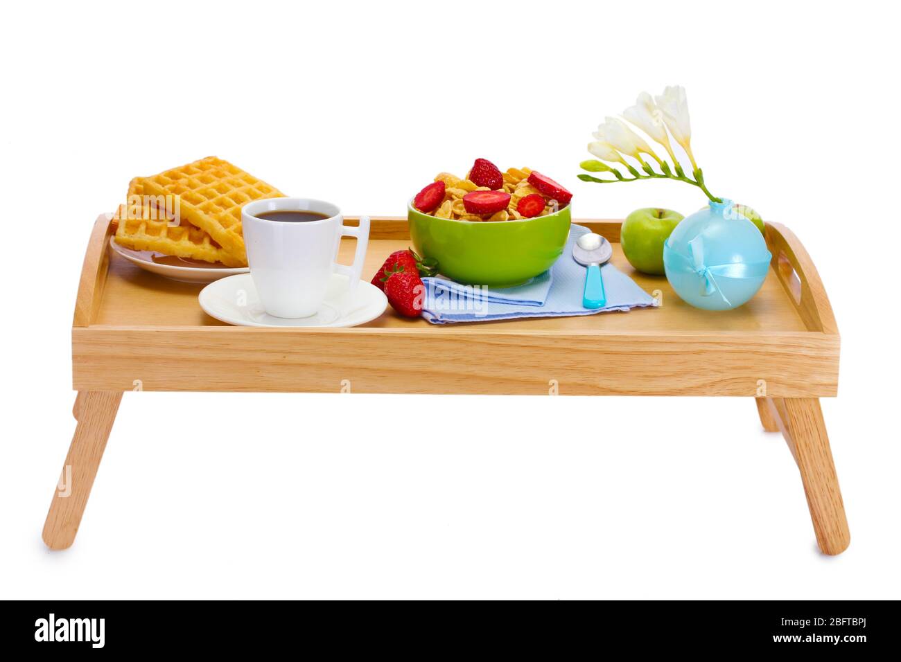 Colazione Leggera sul vassoio in legno isolato su bianco Foto Stock