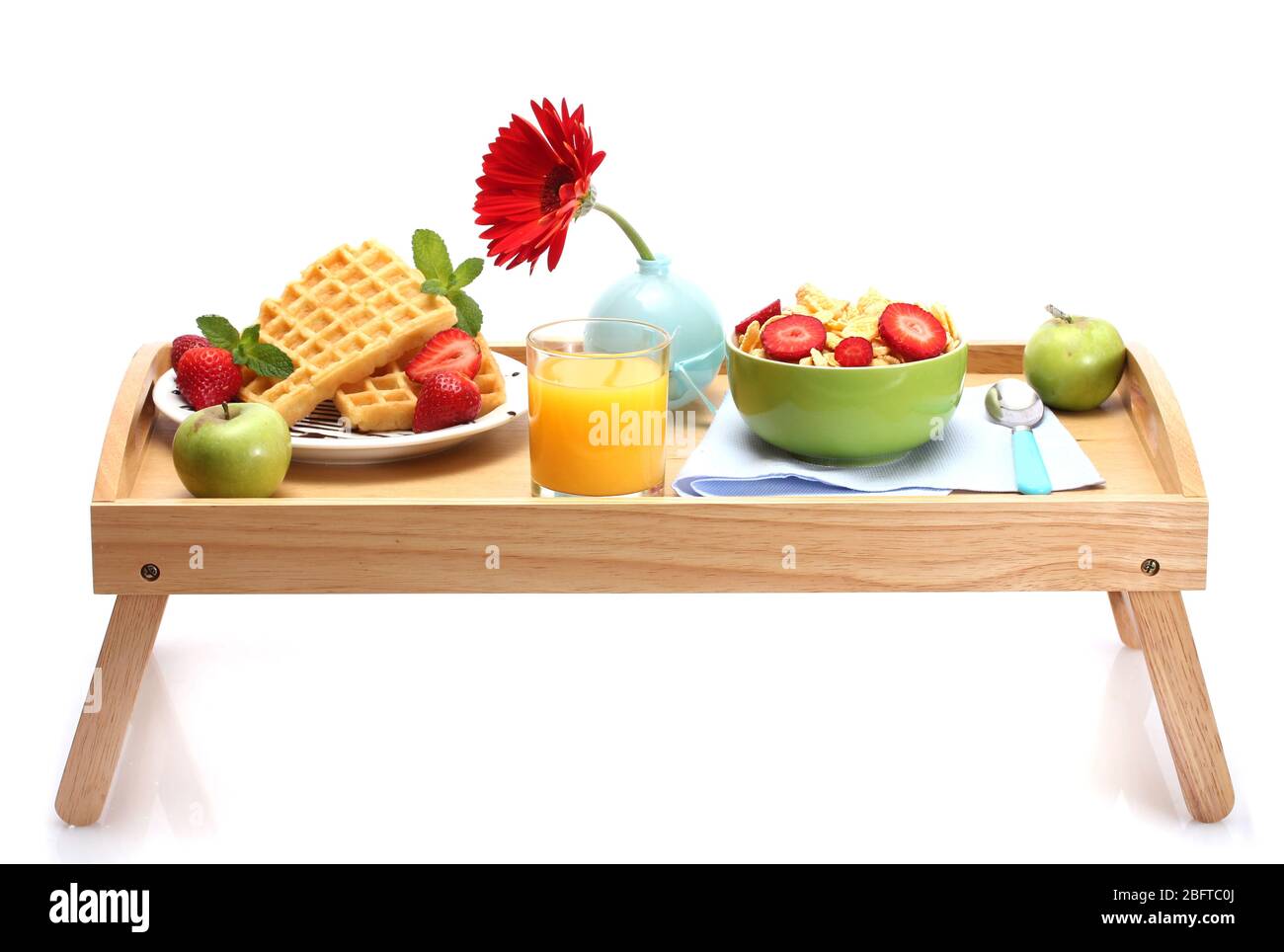 Colazione Leggera sul vassoio in legno isolato su bianco Foto Stock