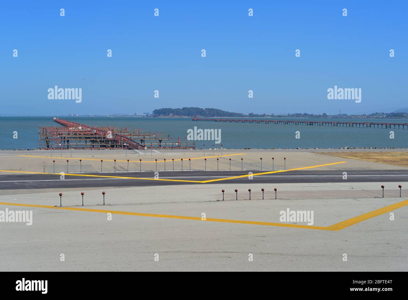 Le antenne del localizzatore e l'illuminazione di avvicinamento di un sistema di atterraggio dello strumento (ILS) forniscono una guida a un aeromobile per un atterraggio sicuro, San Francisco (SFO) Foto Stock