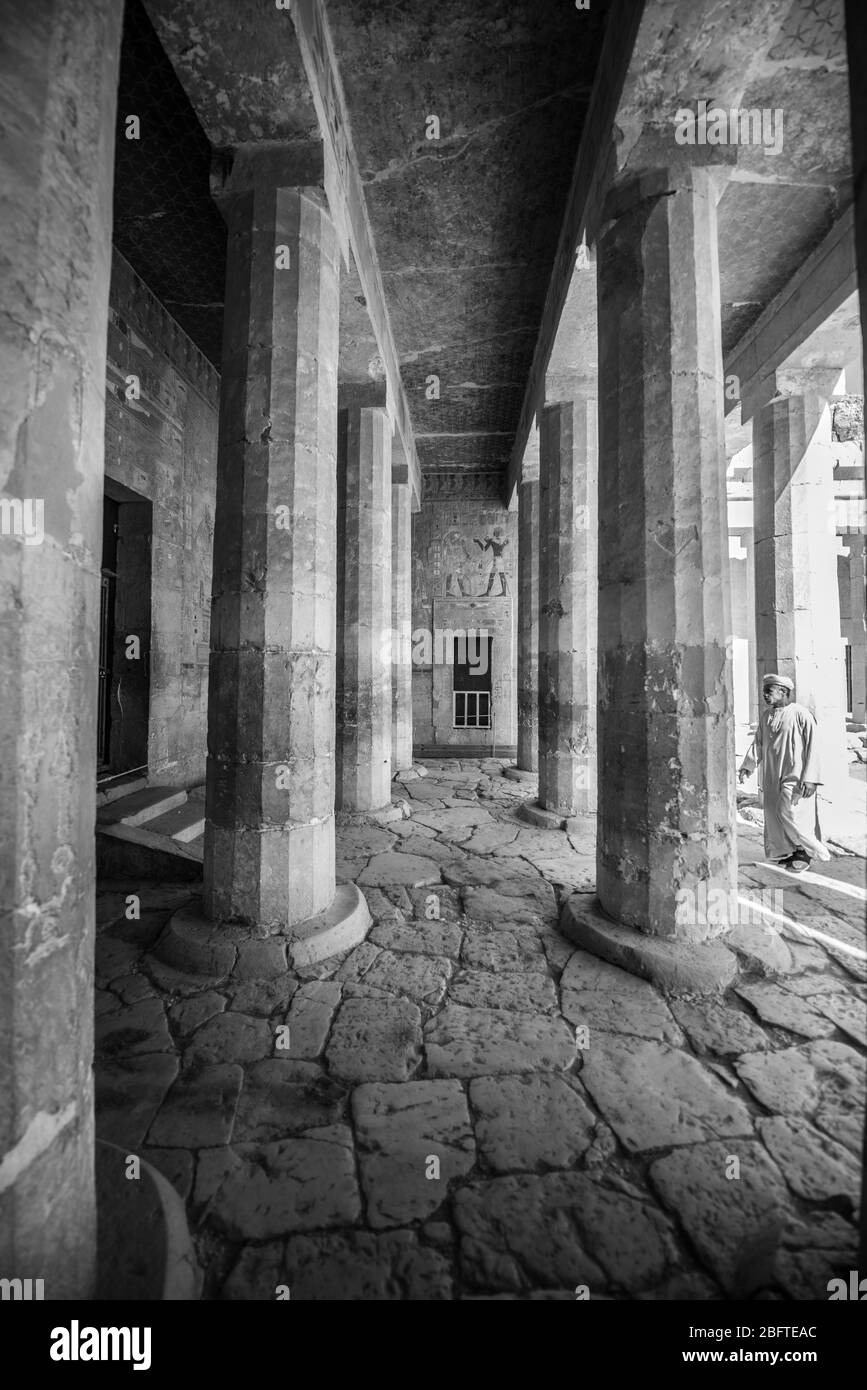 Antichi templi rovine deserti e città vibranti attraverso l'Egitto mostrando il paesaggio del vecchio e nuovo Egitto. Piramidi, templi, fiumi e palloncini e som Foto Stock