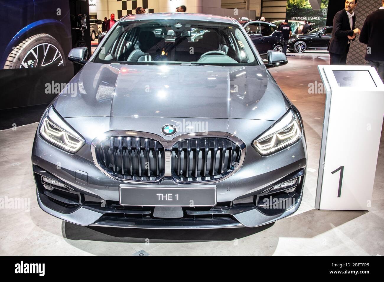 2020 grigio BMW Serie 1 (F40); veicoli in movimento per il traffico  veicolare, guida di veicoli, strade, motori, motori sull'autostrada M6 Foto  stock - Alamy