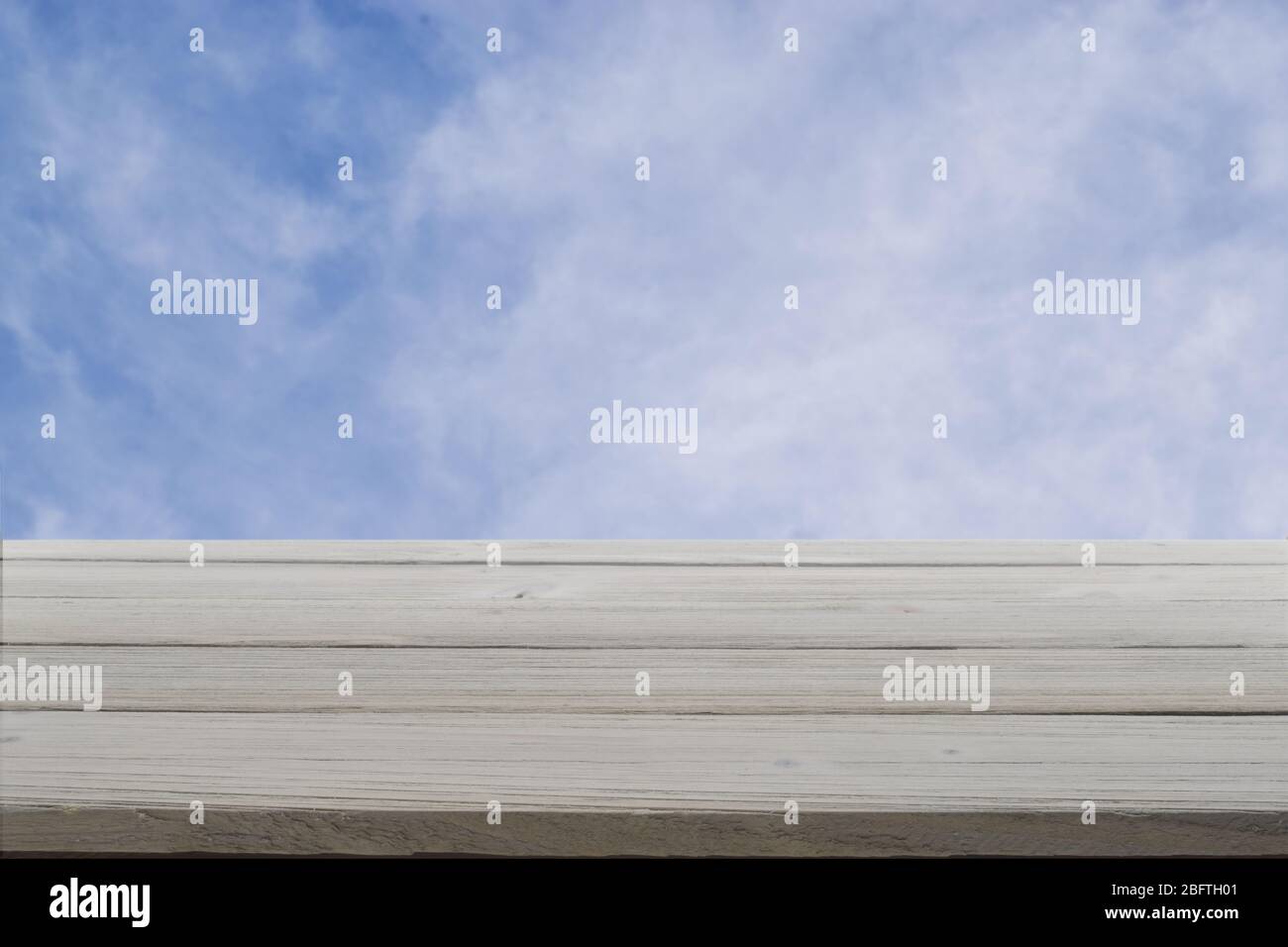 Rustico legno grigio contro un cielo blu nuvoloso. Foto Stock